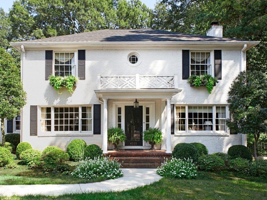 Красивый белый дом