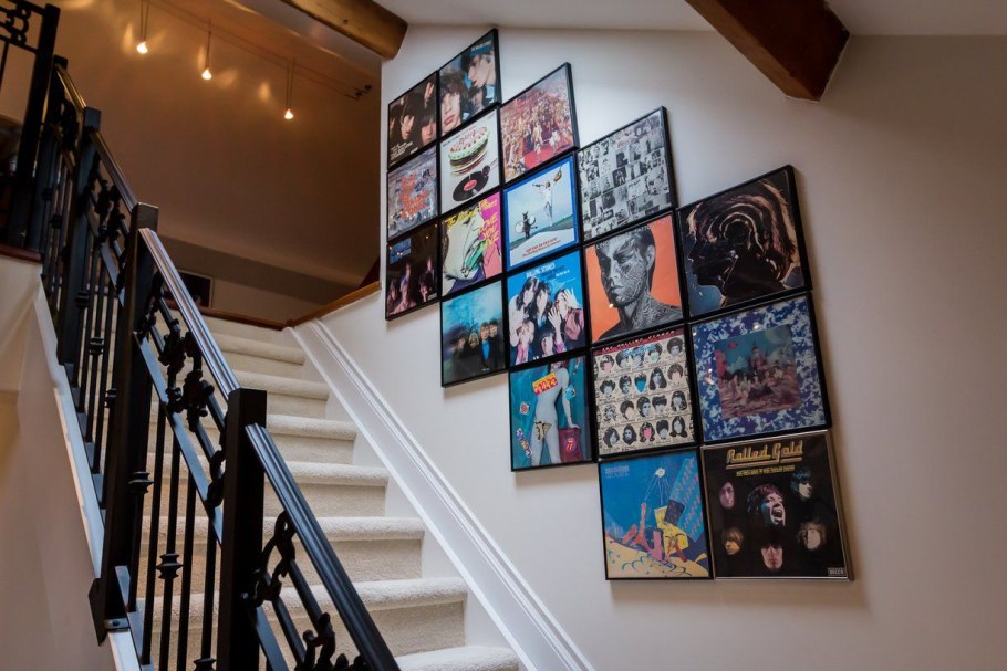 Виниловые пластинки на стене