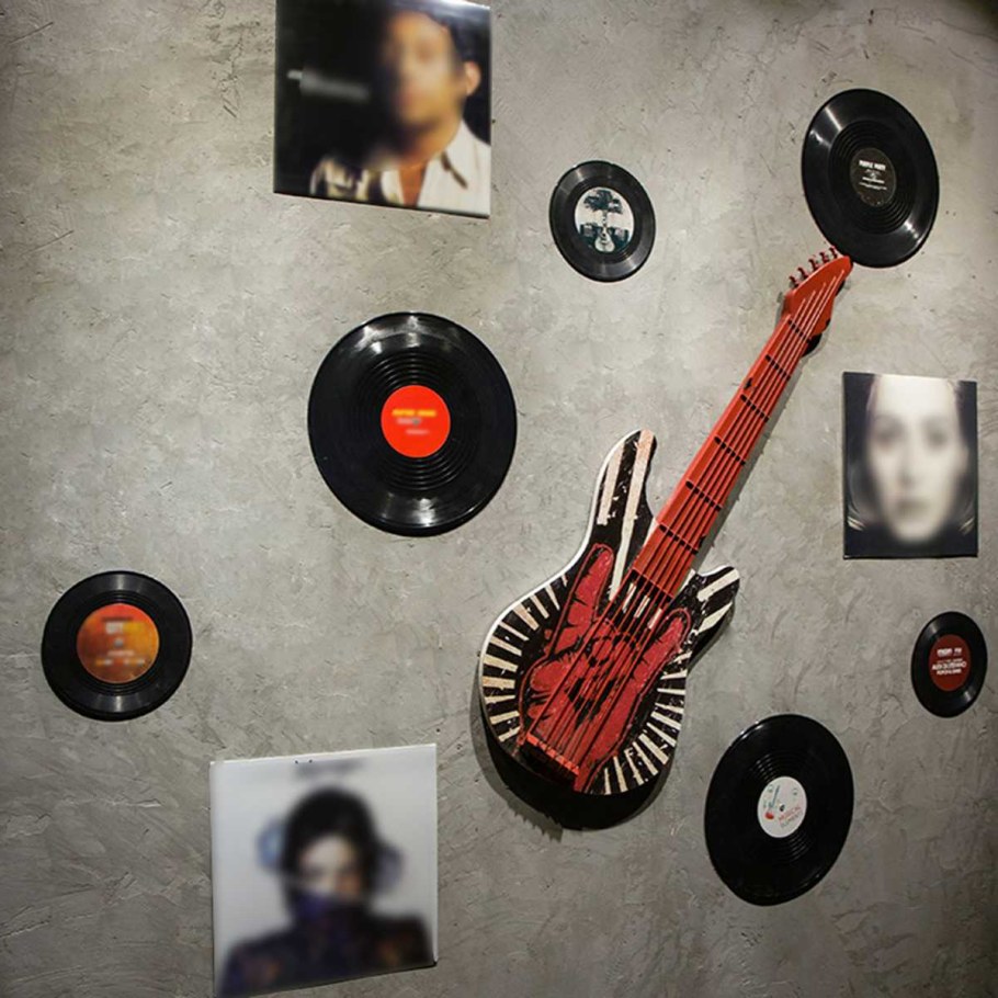 Украшение стены виниловыми пластинками