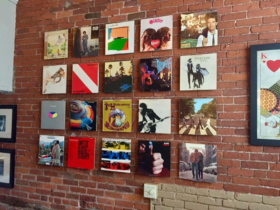 Фоторамки на кирпичной стене