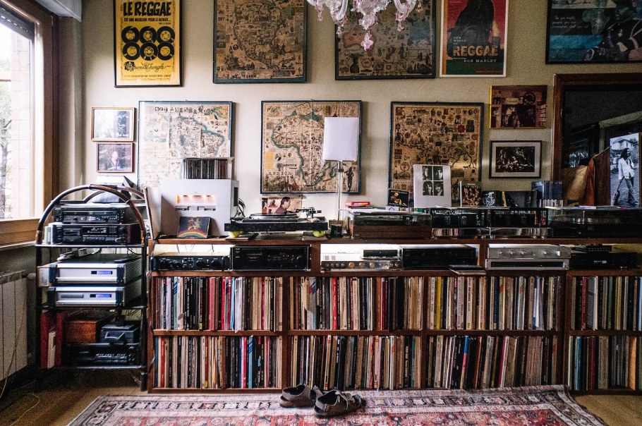 Виниловые пластинки на полке