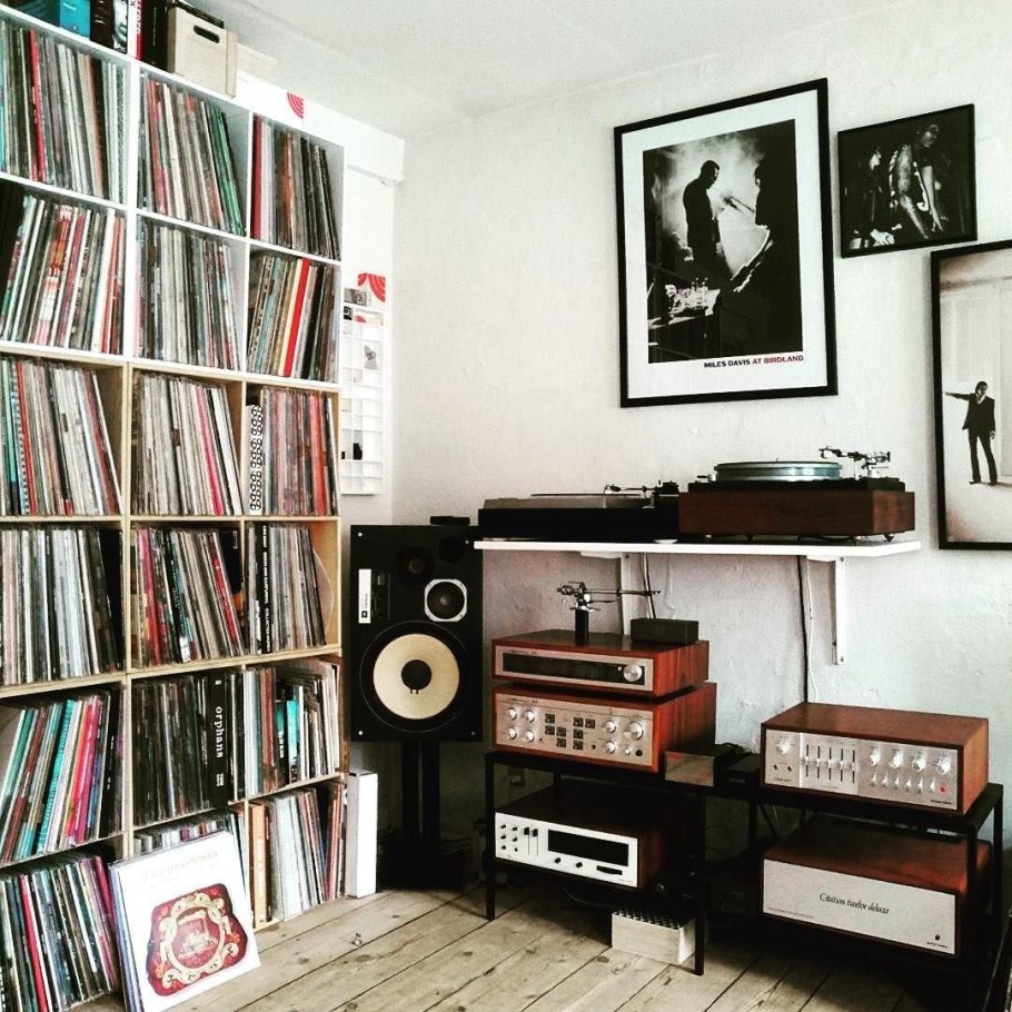Комната с проигрывателем виниловых пластинок