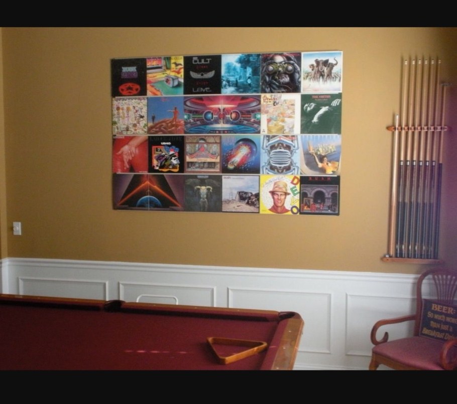 Виниловые пластинки в интерьере на стене