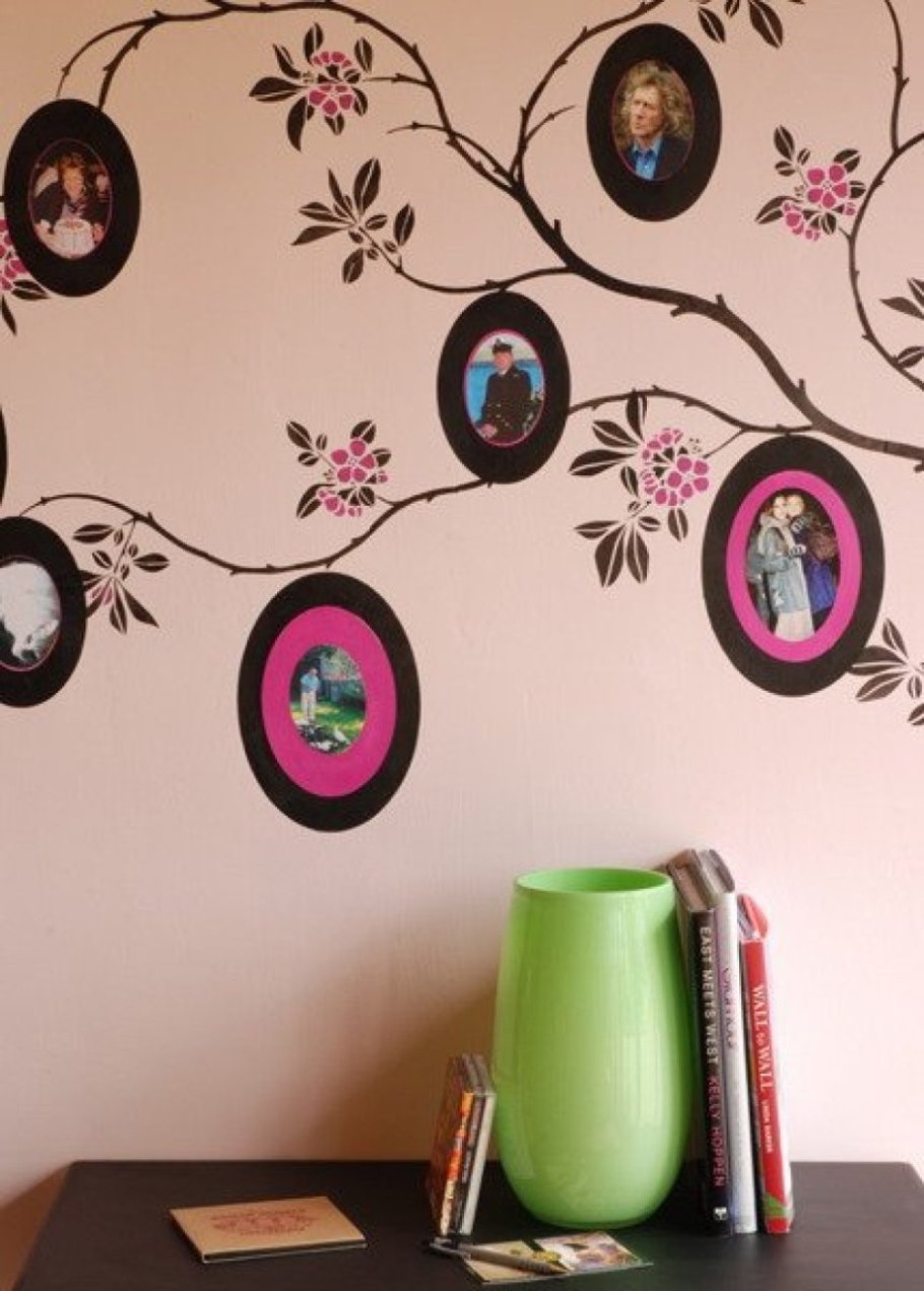 Дерево на стене в интерьере