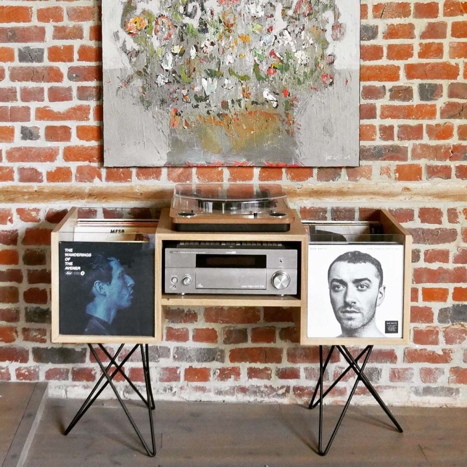 Виниловые пластинки в интерьере на стене