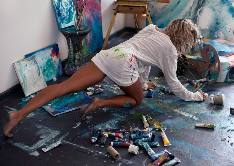 Художница в краске