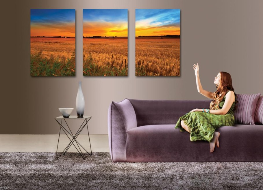 Картина стоит на полу