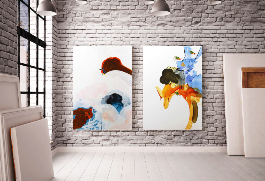 Холст на кирпичной стене