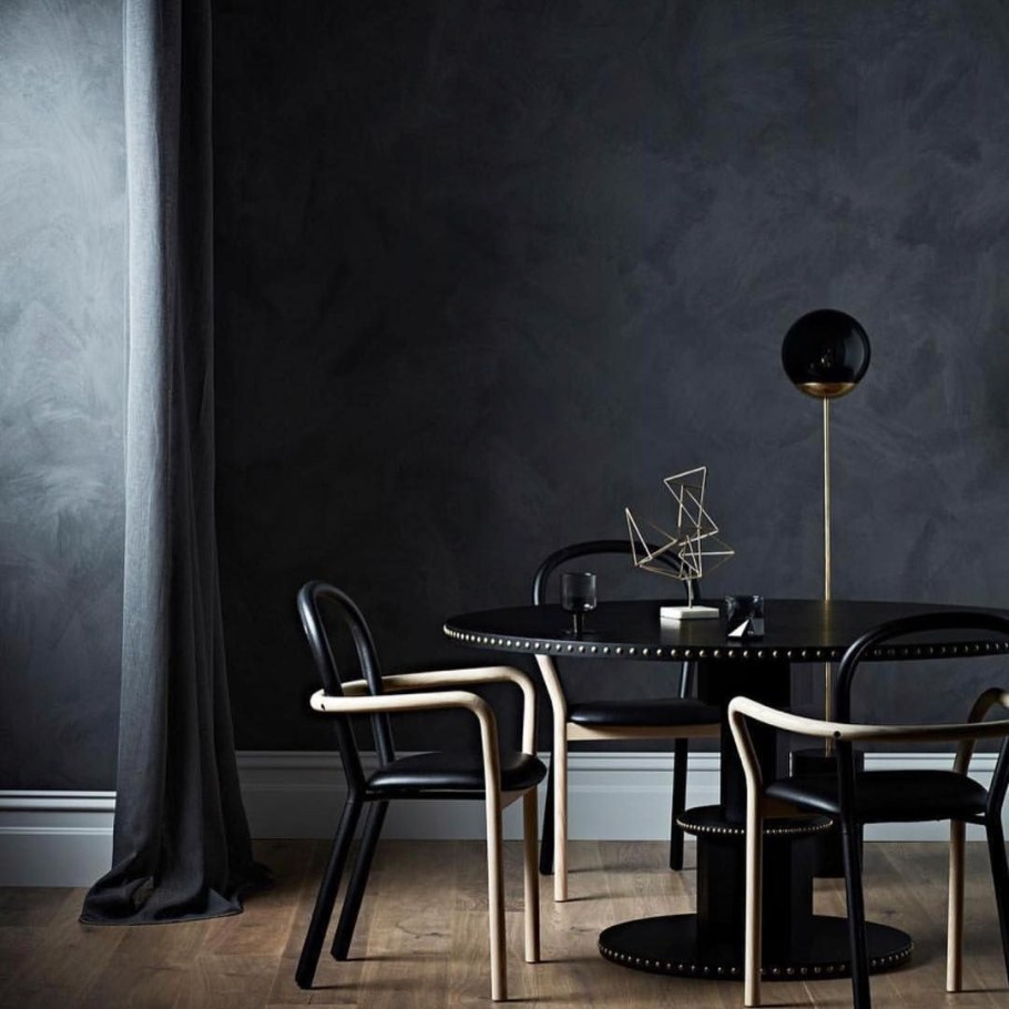 Черная матовая стена в интерьере