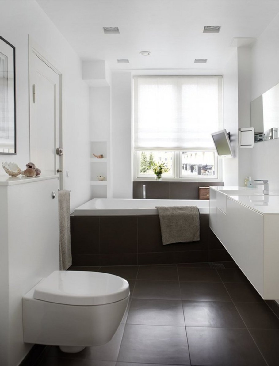 Современная ванная комната с окном