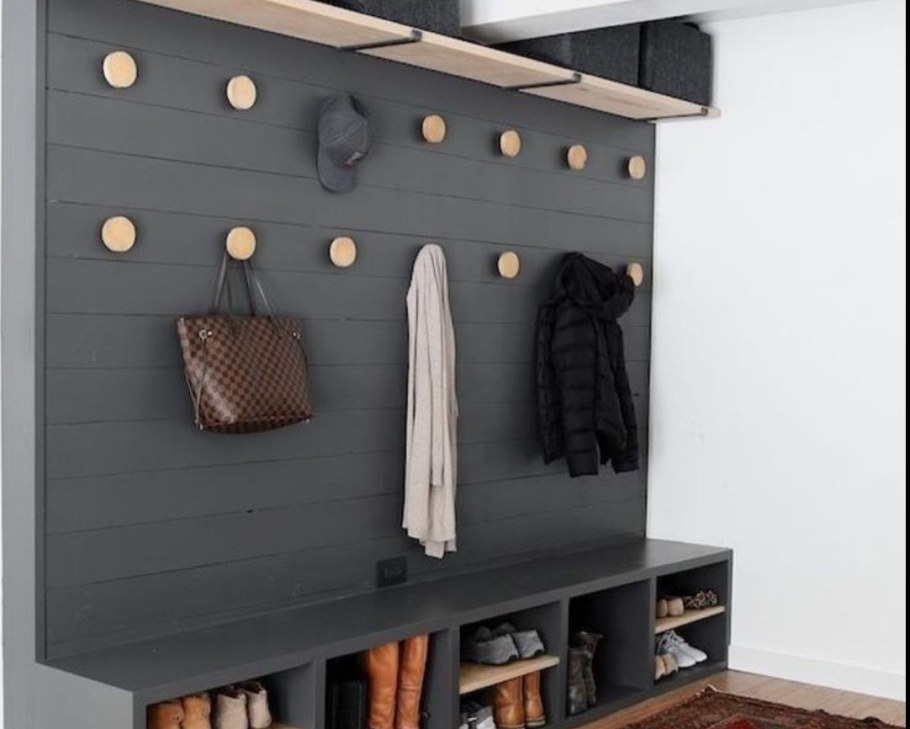 Современная вешалка в прихожую