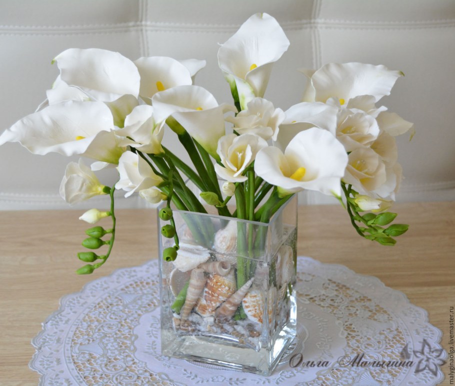 Цветы в прозрачной вазе