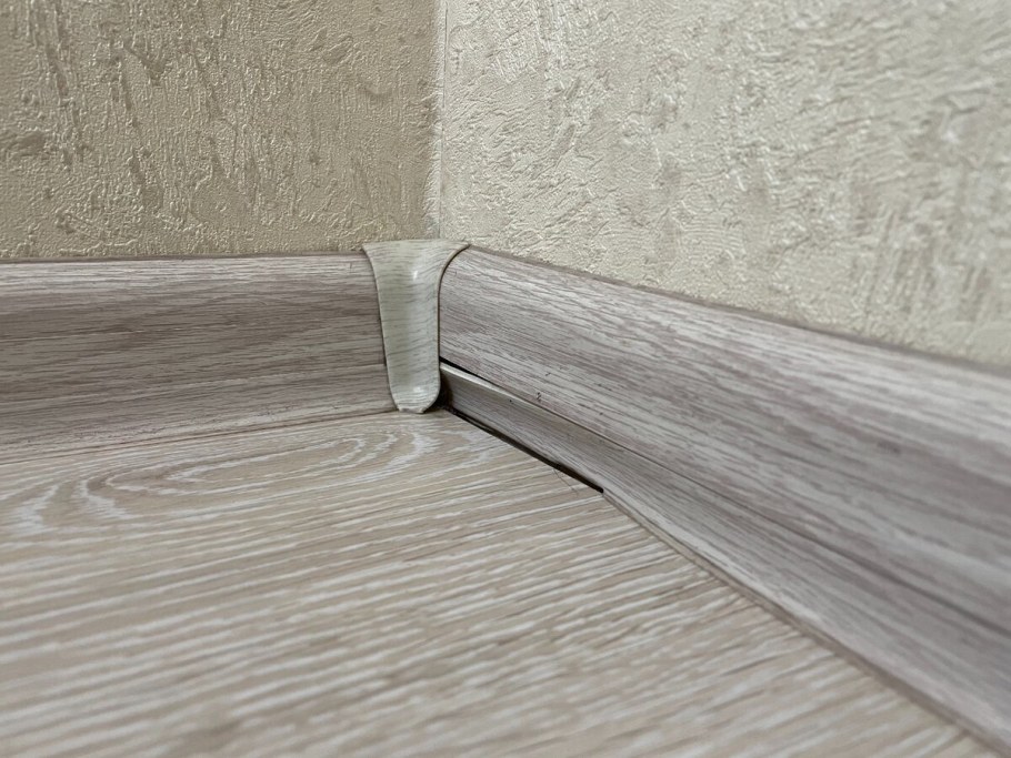 Плинтус strong 70 70101