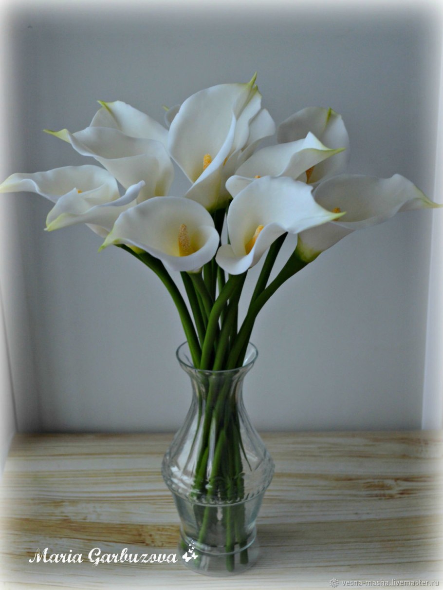 Каллы в вазе