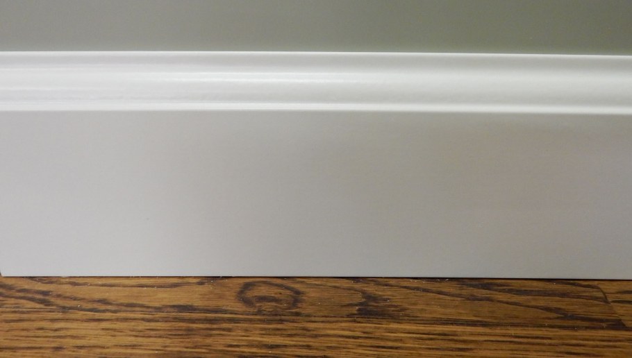 Плинтус белый МДФ вид спереди