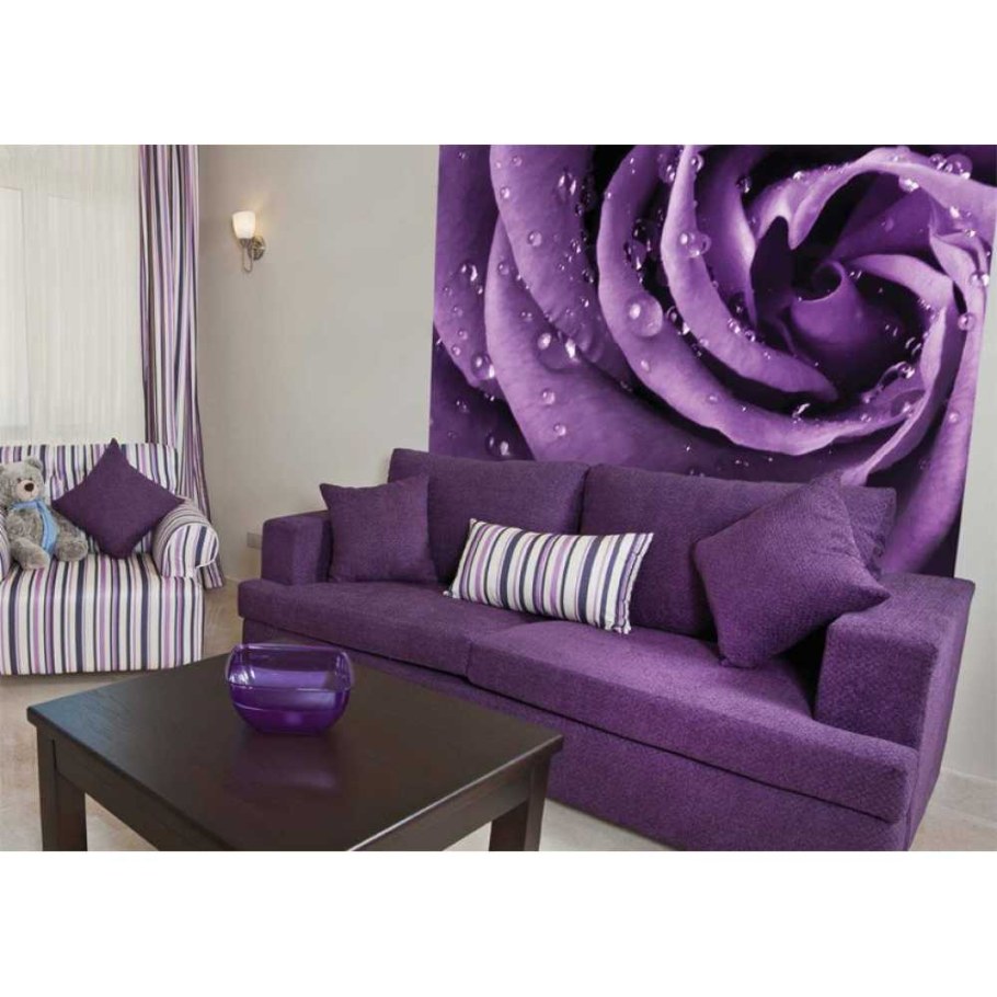 Комната с фиолетовым диваном