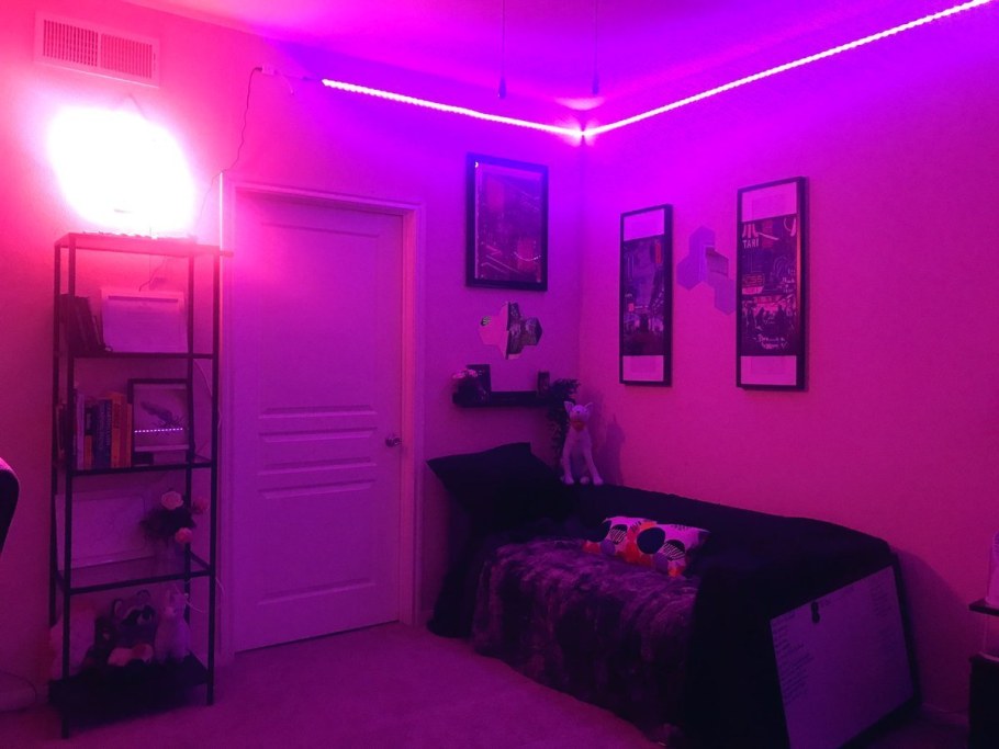 Фиолетовая полсвета в комнате