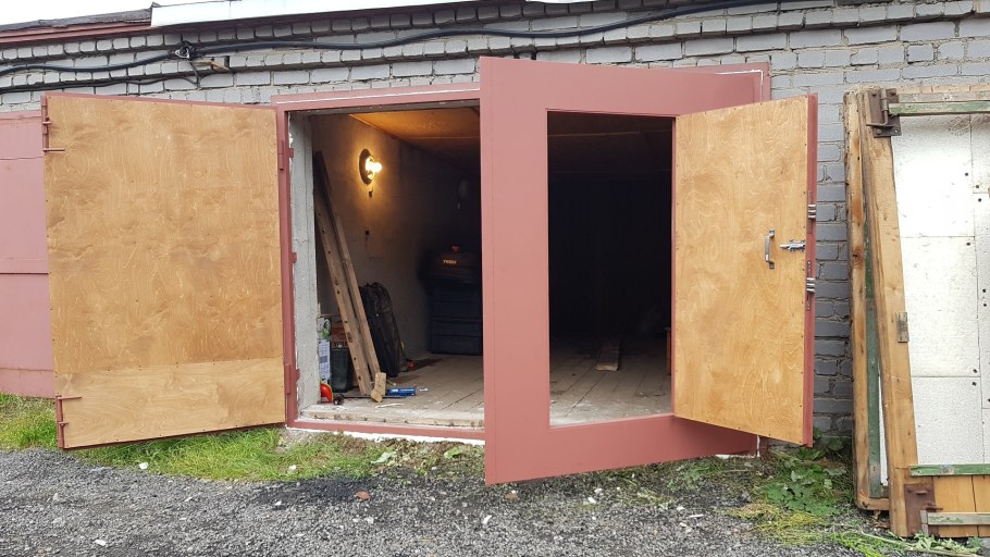 Распашные ворота для гаража