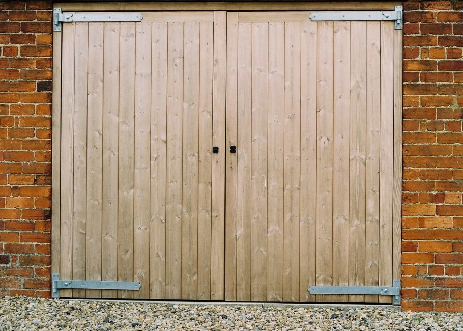 Деревянные ворота в гараж распашные