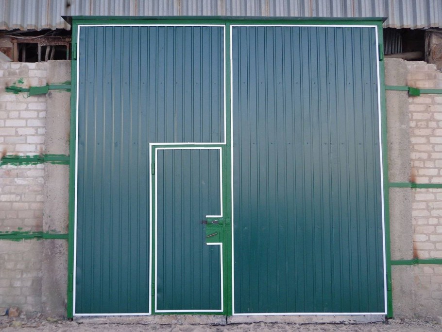 Гаражные ворота из профнастила