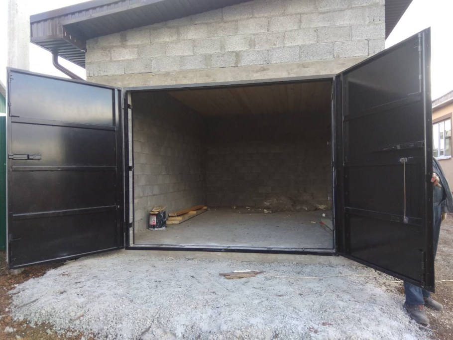 Гаражные ворота распашные
