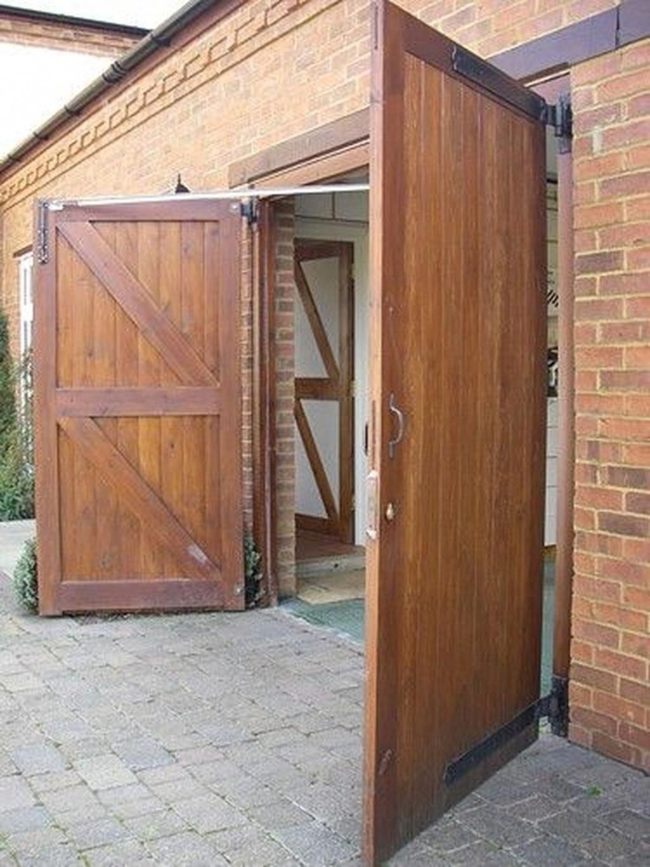 Деревянные ворота в сарай