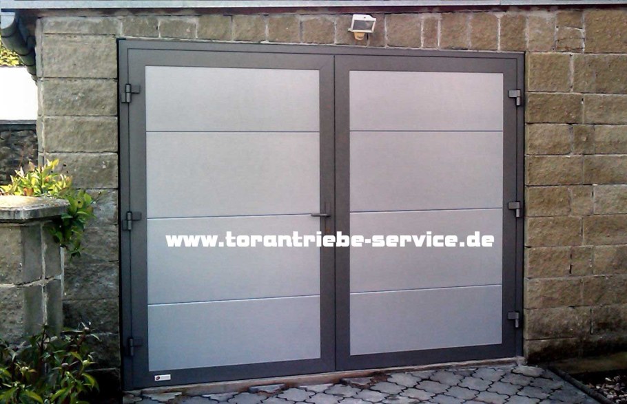 Распашные ворота Алютех из сэндвич панелей