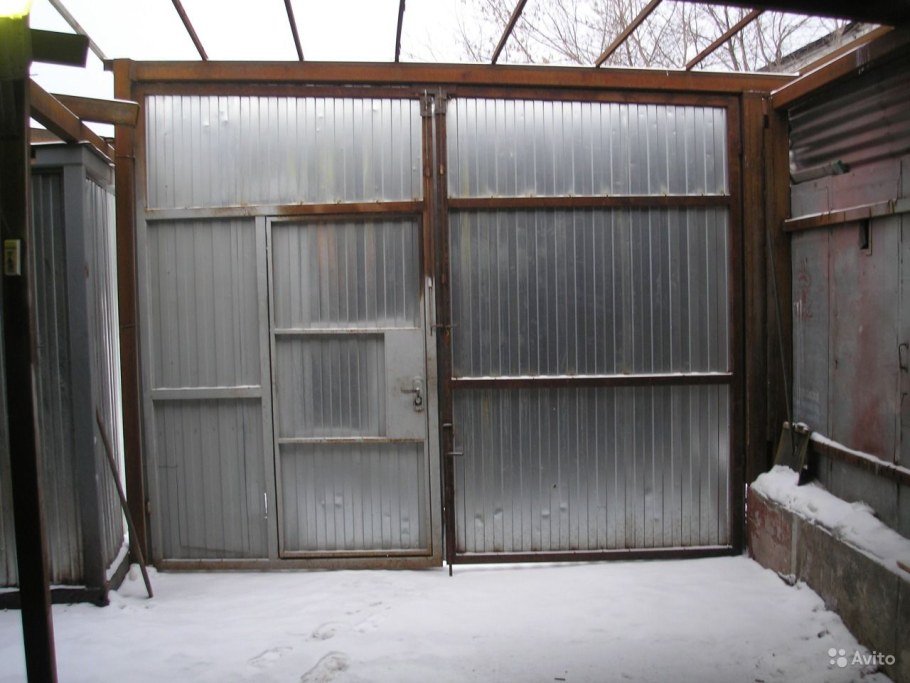 Распашные ворота в гараж из профнастила