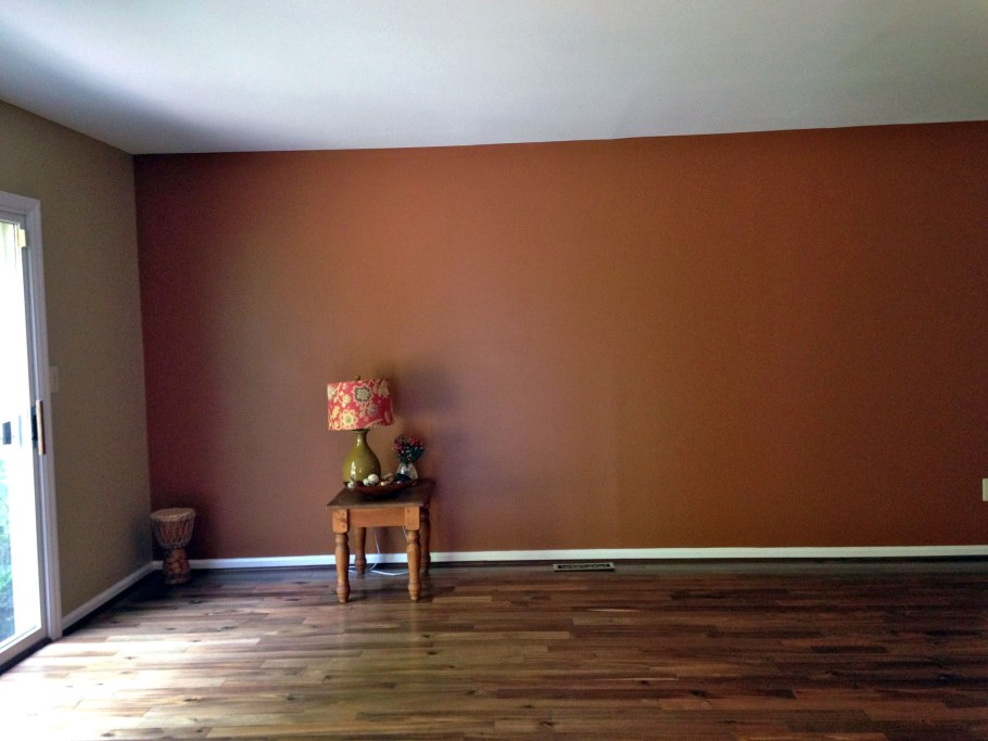 Покрасить стены в комнате
