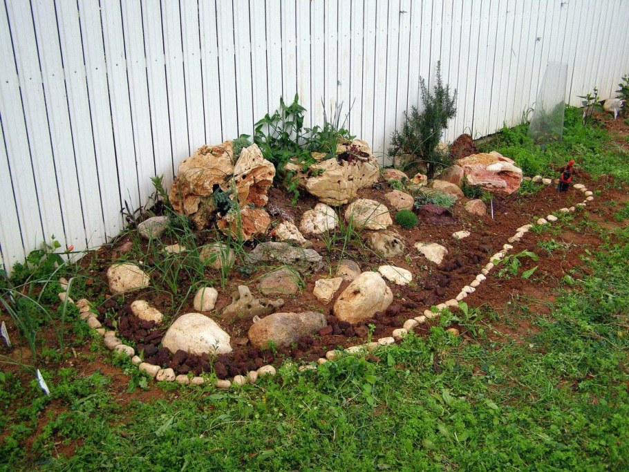 Клумба Садовая "Альпийская горка"