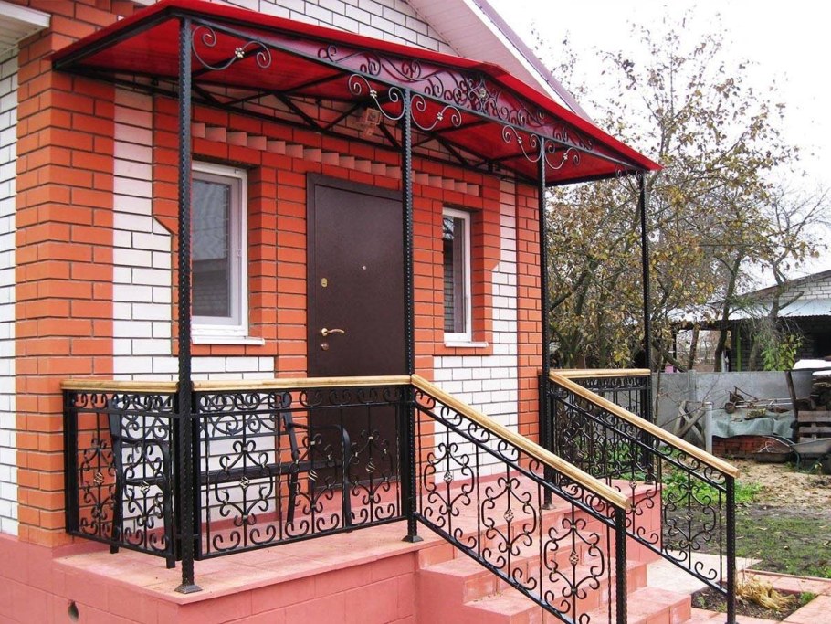 Крыльцо для частного дома с навесом