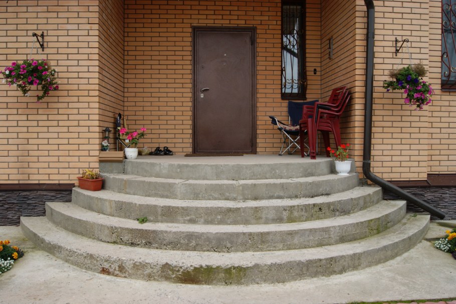 Лестница перед домом