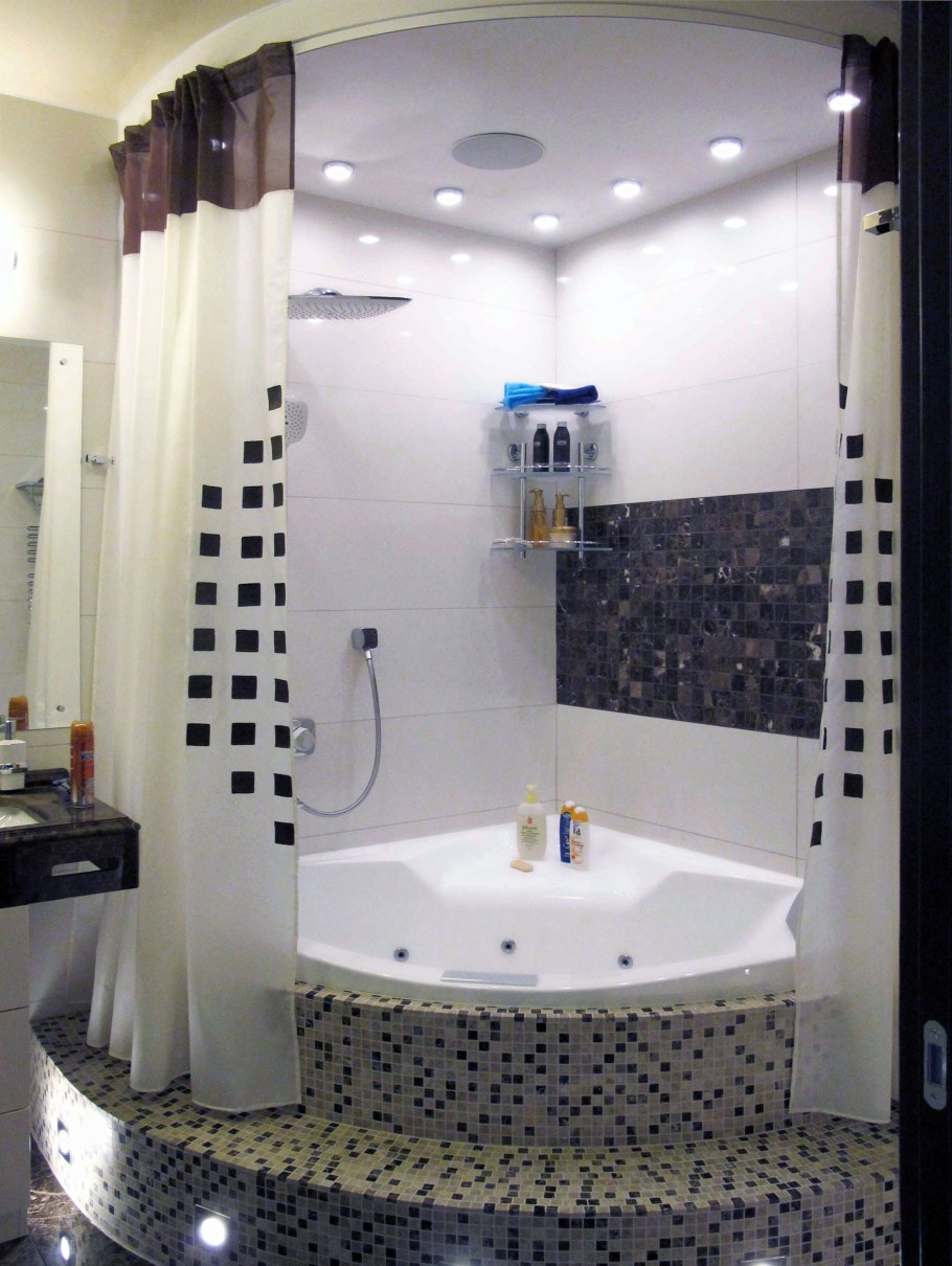 Небольшая ванная с угловой ванной