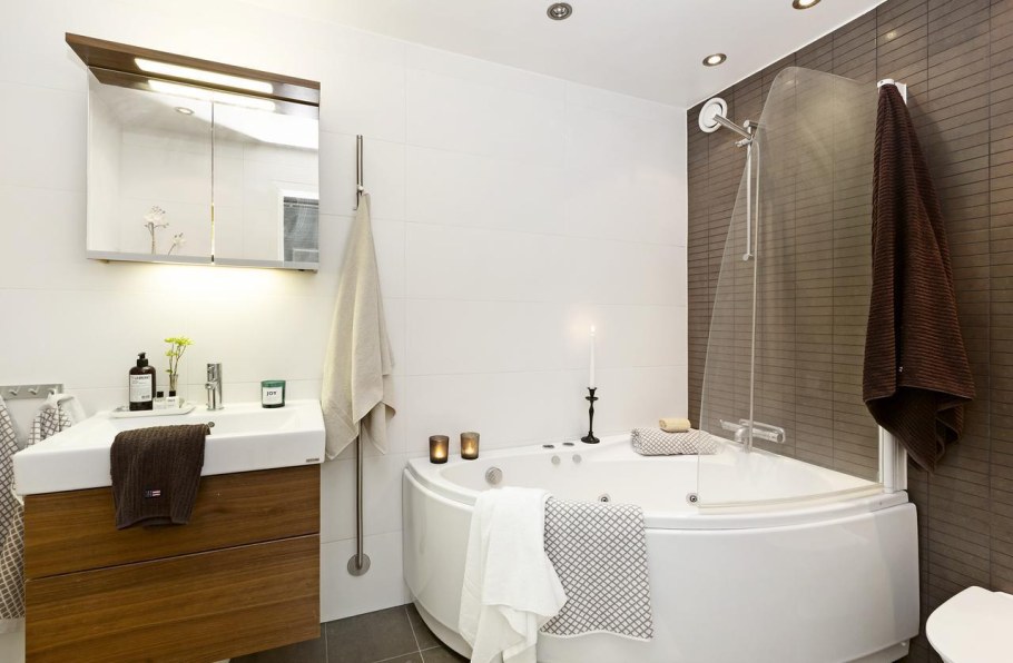 Интерьер ванной комнаты с ванной ассиметричная