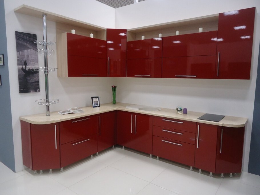 Угловая кухня в бордовом цвете