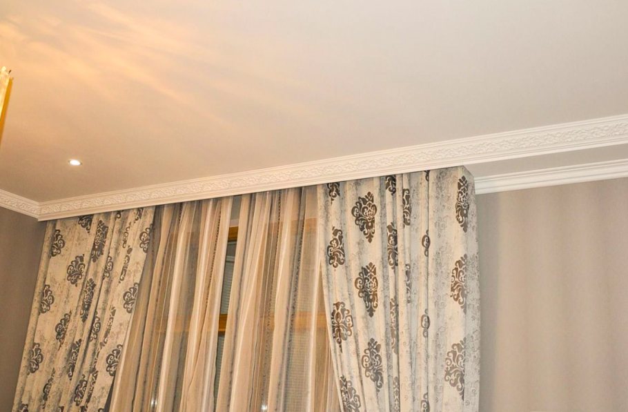 Натяжной карниз для штор