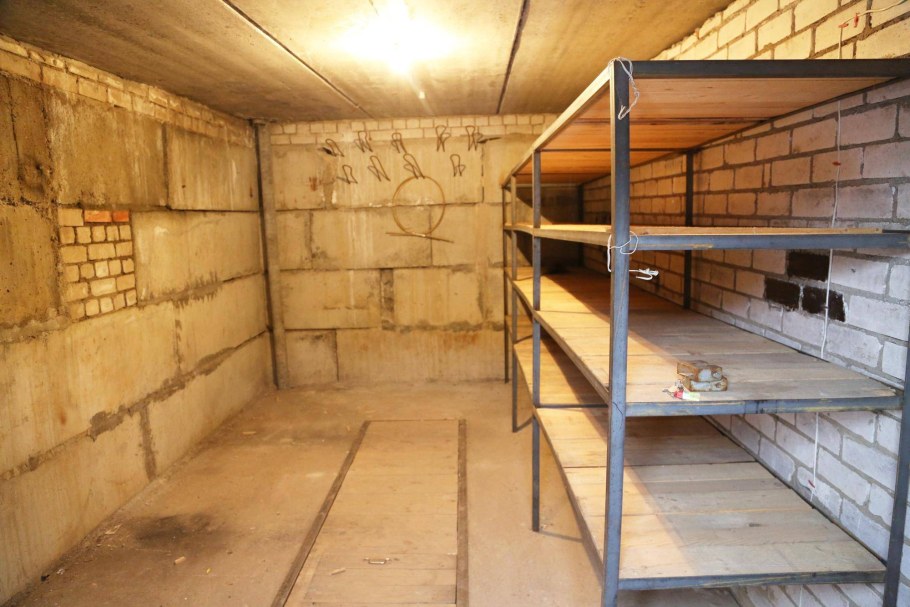 Полки в погребе в гараже