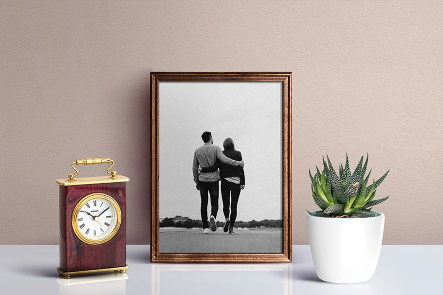 Рамки на комоде в интерьере