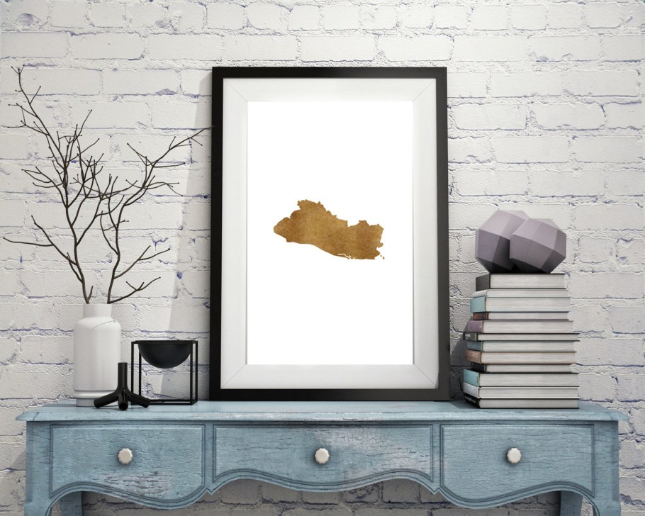 Картина в рамке на комоде