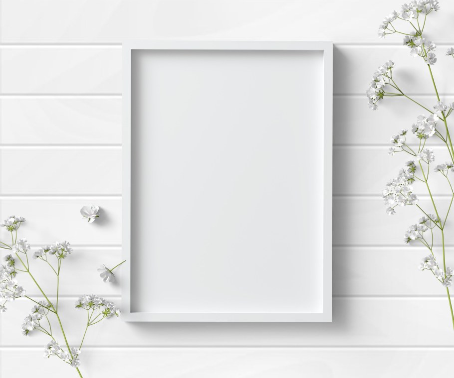 Белая рамка на стене