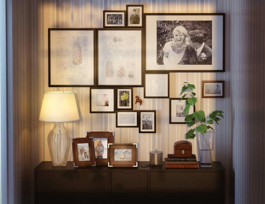 Рамки на стене в интерьере