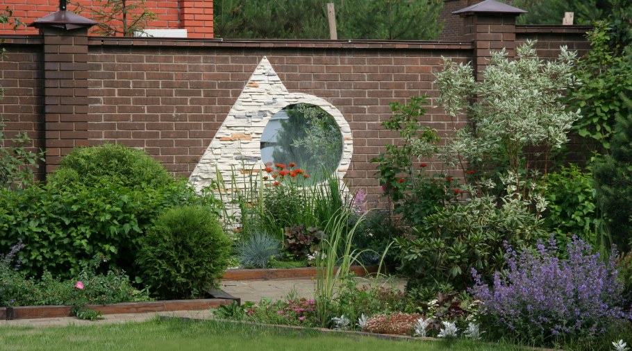 Ландшафт в углу участка у забора