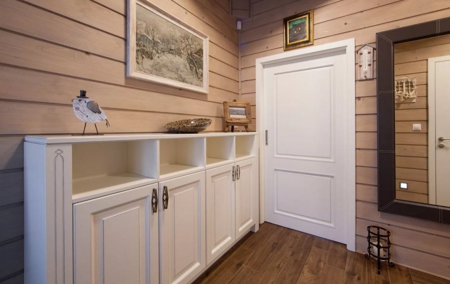 Прихожая обшитая деревом