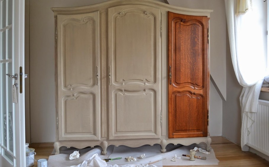 Перекрашенный старинный шкаф