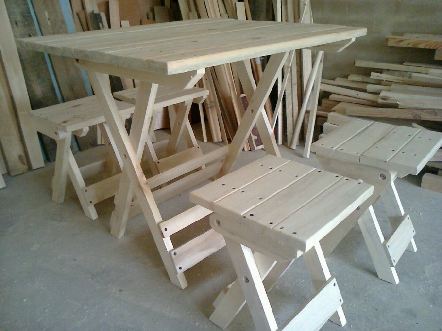 Раскладной столик из дерева