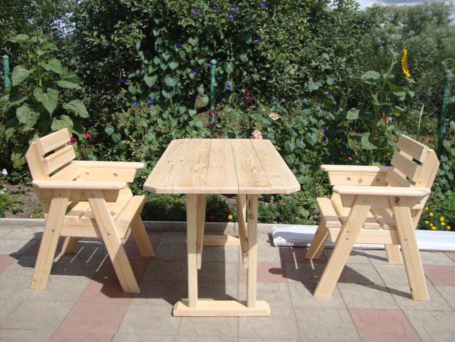 Деревянный столик в саду