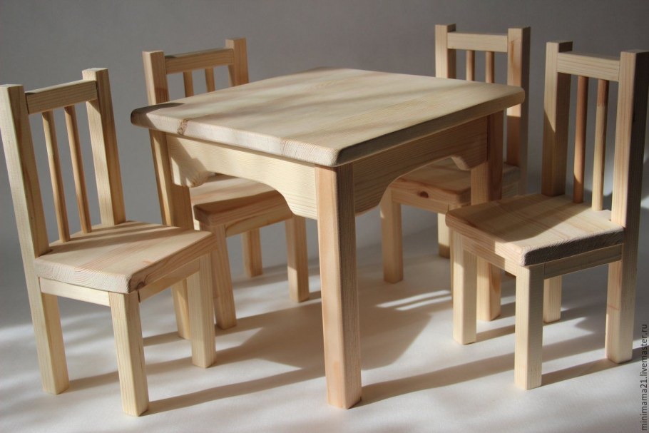 Детский столик из дерева