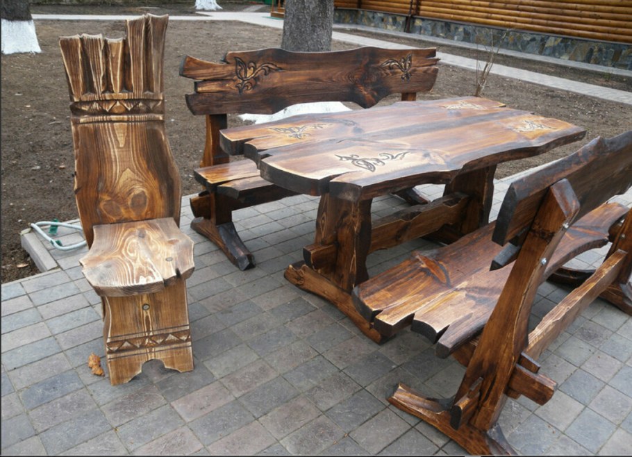 Состаренный стол из дерева