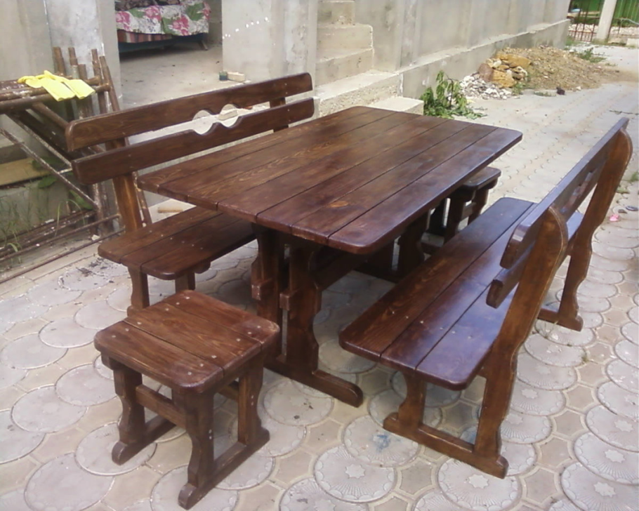 Стол с лавками из дерева