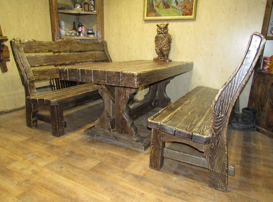 Состаренный стол из дерева